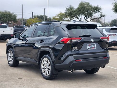 Used 2023 Toyota RAV4 XLE Premium image 5