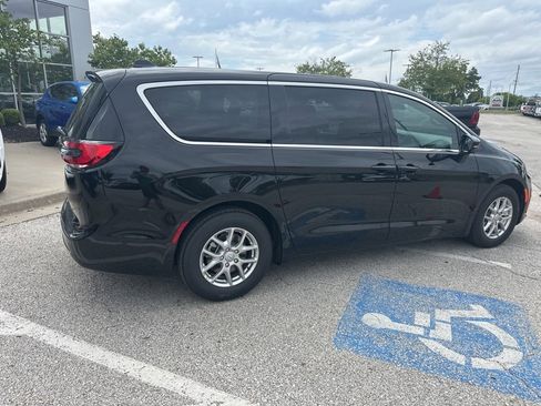 New 2025 Chrysler Pacifica Select w/ Uconnect Theater Family Group image 34