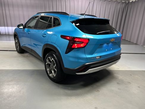 Used 2025 Chevrolet Trax LT w/ Sunroof Package image 5