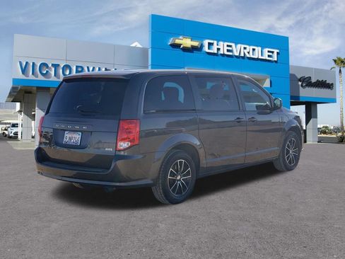 Used 2018 Dodge Grand Caravan SE FWD image 4