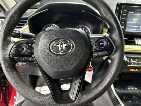 Used 2019 Toyota RAV4 LE FWD image 12