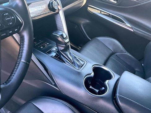 Used 2021 Toyota Venza XLE w/ Softex Package image 16