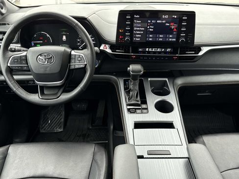 Used 2024 Toyota Sienna XLE Woodland Edition image 2