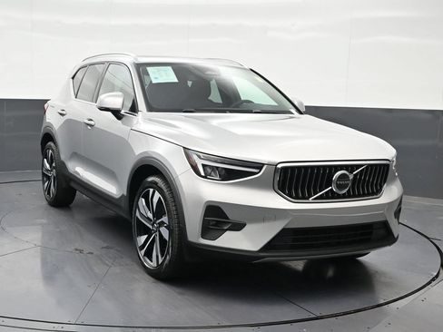 Used 2023 Volvo XC40 B5 Plus AWD/4WD image 8