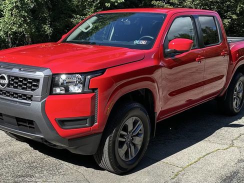 Used 2025 Nissan Frontier SV image 3