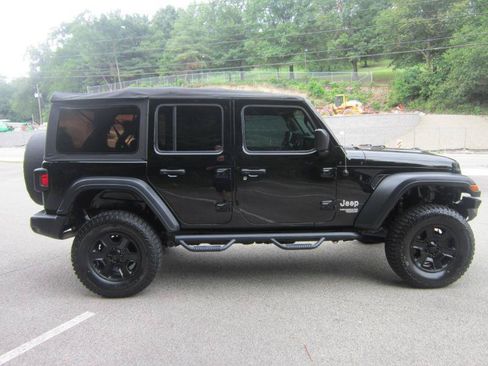 Used 2018 Jeep Wrangler Unlimited Sport AWD/4WD image 3
