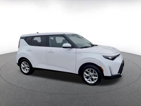 Used 2025 Kia Soul LX w/ LX Technology Package image 2