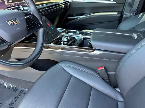 Used 2025 Cadillac Escalade ESV Luxury AWD/4WD image 9