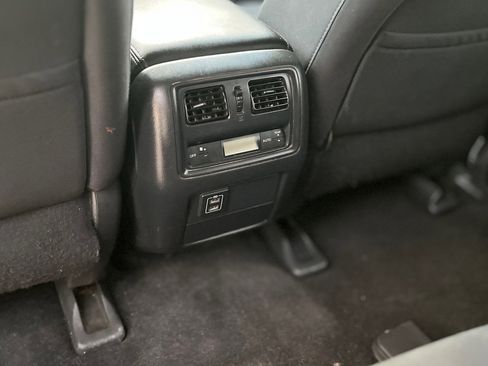 Used 2018 Nissan Pathfinder S image 36