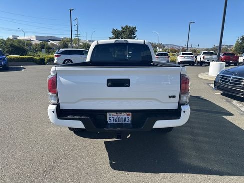 Used 2020 Toyota Tacoma TRD Off-Road w/ TRD Premium Off Road Package AWD/4WD image 4