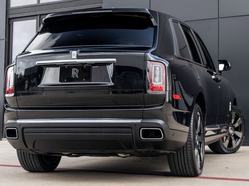 Used 2021 Rolls-Royce Cullinan image 2