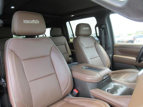 Used 2022 Chevrolet Suburban High Country image 8