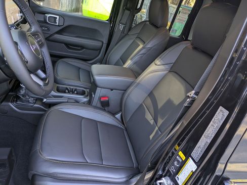 New 2026 Jeep Gladiator Sahara image 19