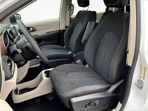 Used 2024 Chrysler Voyager LX image 22