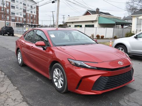 Used 2025 Toyota Camry LE image 4