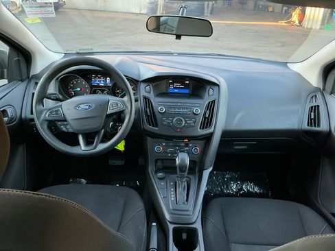 Used 2018 Ford Focus SE w/ SE Appearance Package image 18