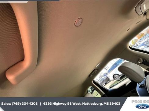 Used 2024 Lincoln Nautilus Premier image 16