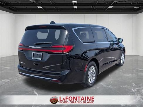 Used 2025 Chrysler Pacifica Select FWD image 5