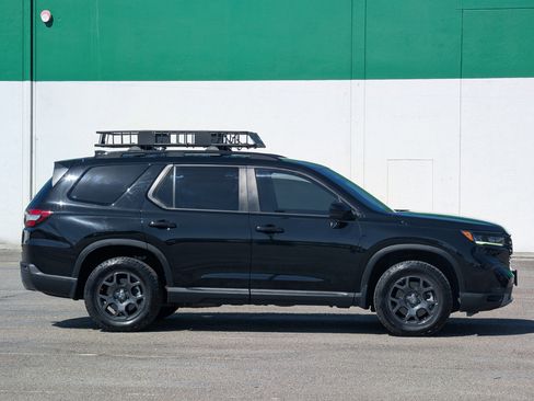 Used 2025 Honda Pilot TrailSport image 11