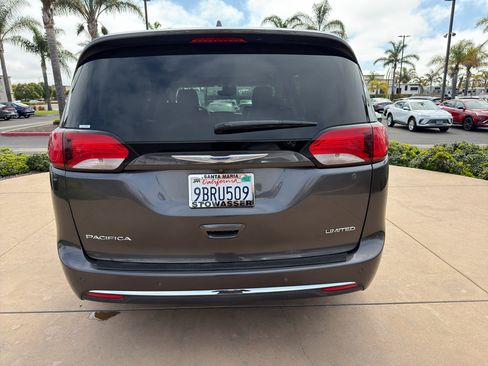 Used 2020 Chrysler Pacifica Limited w/ Advanced Safetytec Group FWD image 5
