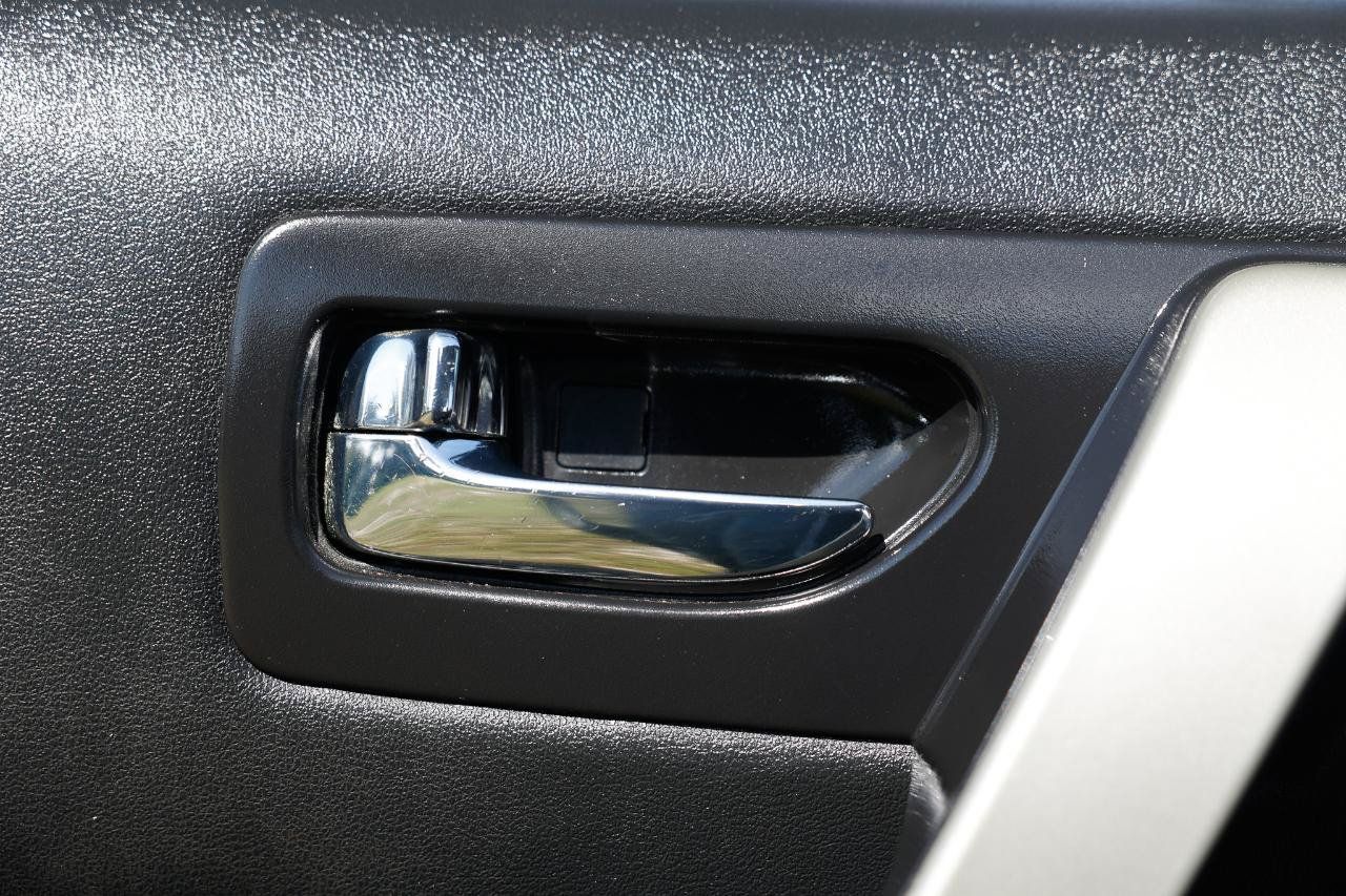 Used 2013 Nissan Rogue SV w/ Premium Pkg FWD image 40