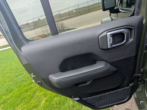 Used 2023 Jeep Wrangler Sahara image 12