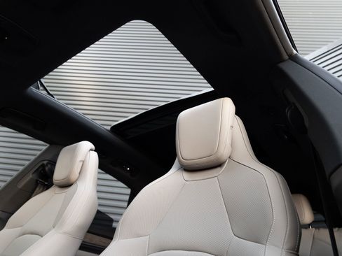Certified 2025 Porsche Macan Electric RWD image 16