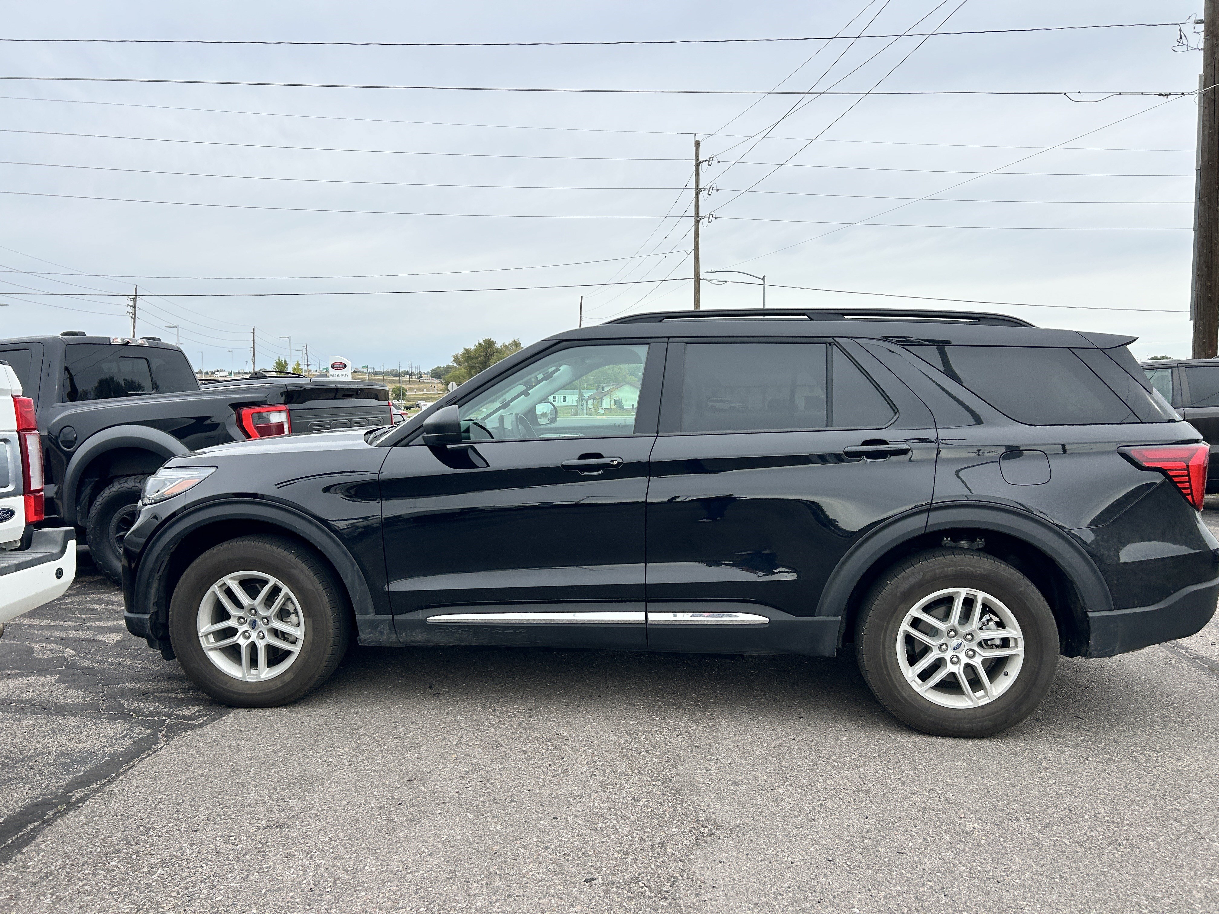 Used 2025 Ford Explorer Active AWD/4WD image 3