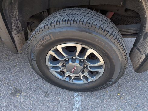 Used 2024 GMC Sierra 2500 SLT w/ SLT Premium Package image 9