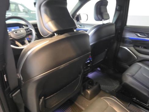 Used 2024 Jeep Grand Cherokee L Overland w/ Luxury Tech Group IV AWD/4WD image 15