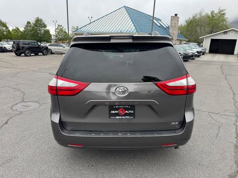Used 2019 Toyota Sienna XLE image 4
