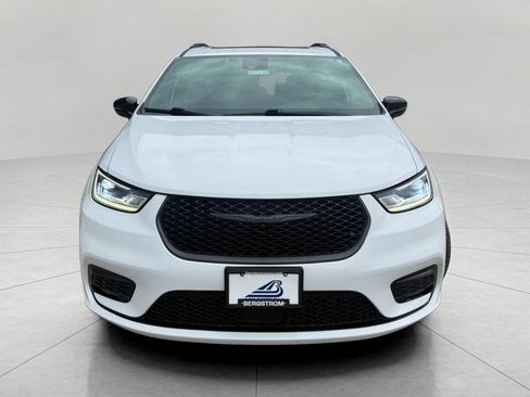 Used 2025 Chrysler Pacifica Limited FWD image 4