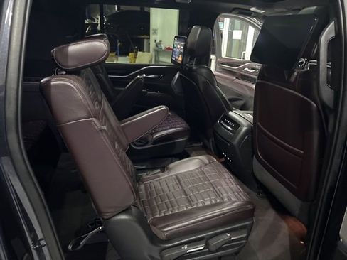 Used 2022 Cadillac Escalade ESV Premium Luxury Platinum AWD/4WD image 36