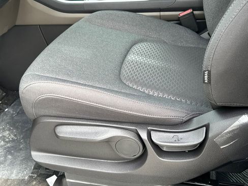 New 2026 Kia Carnival LX FWD image 18