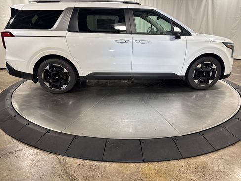 New 2026 Kia Carnival EX image 9