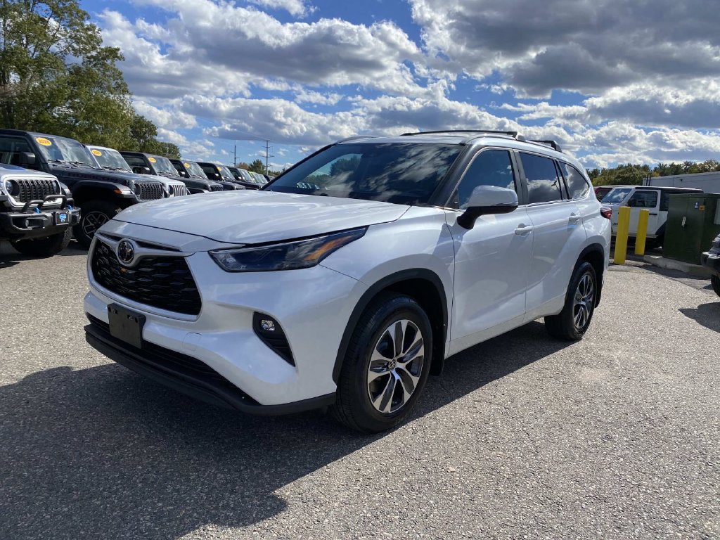 Used 2023 Toyota Highlander XLE AWD/4WD image 9