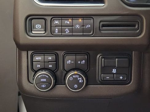 Used 2021 Chevrolet Tahoe Z71 w/ Luxury Package AWD/4WD image 21
