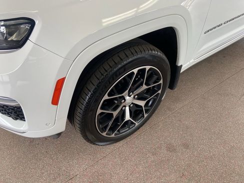 Used 2023 Jeep Grand Cherokee Summit image 5