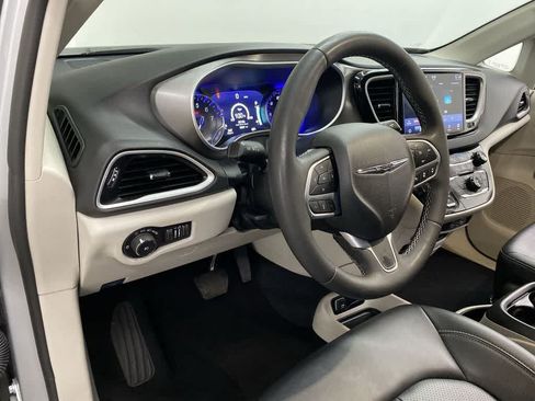 Used 2024 Chrysler Pacifica Touring-L FWD image 2