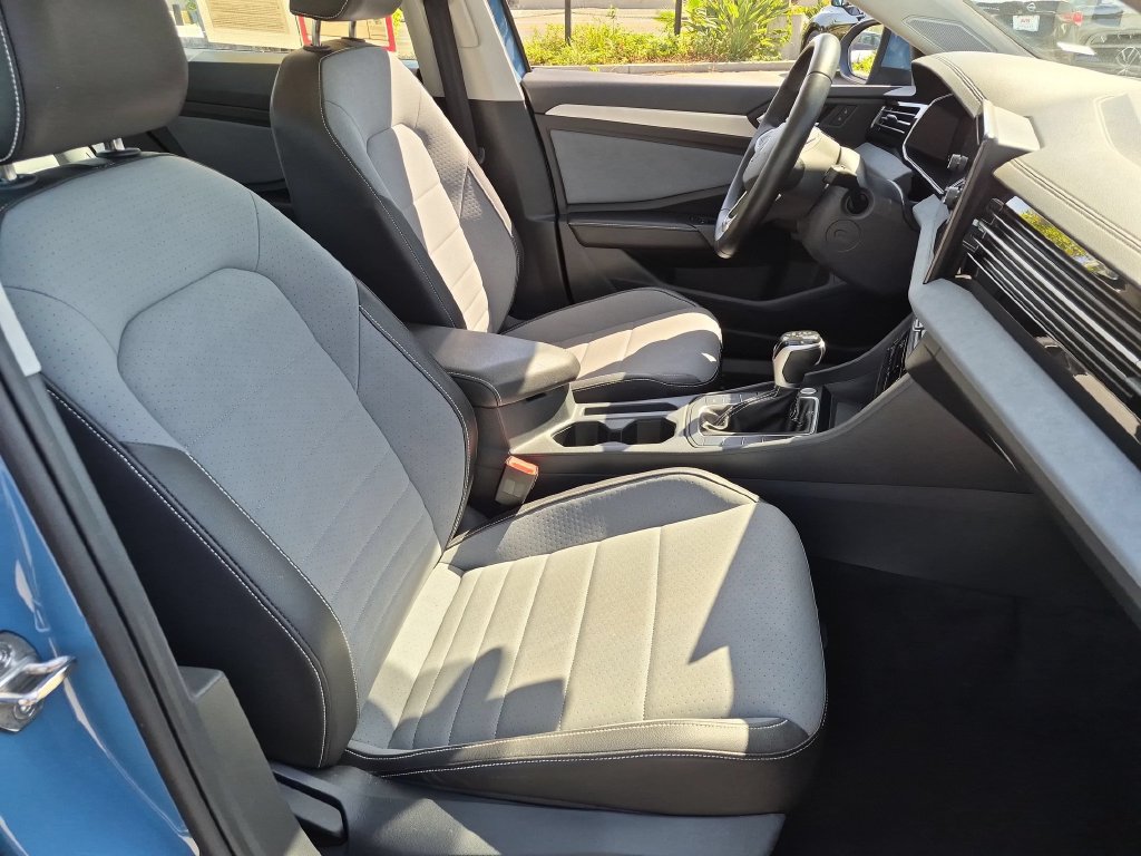 Used 2025 Volkswagen Jetta SE FWD image 31