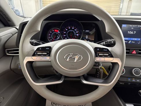 Used 2022 Hyundai Elantra SE FWD image 16