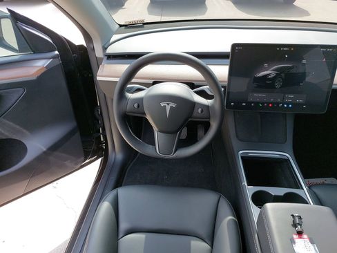 Used 2024 Tesla Model Y Long Range AWD/4WD image 6