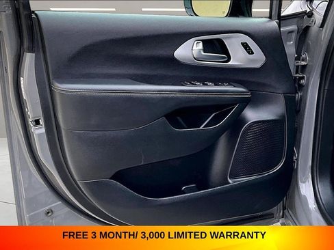 Used 2025 Chrysler Pacifica Limited FWD image 21