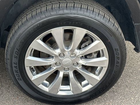 Used 2018 Jeep Cherokee Overland image 28