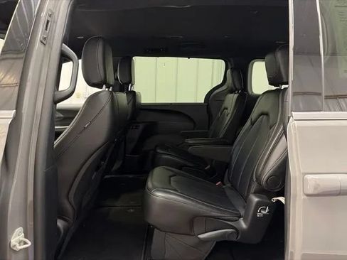 Used 2025 Chrysler Pacifica Select FWD image 11