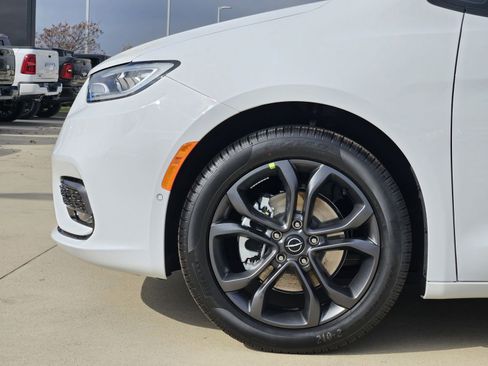 New 2026 Chrysler Pacifica Select image 11