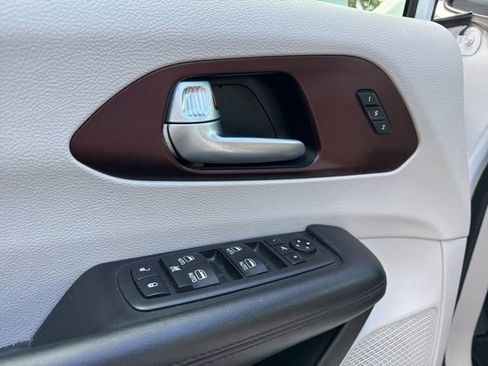 Used 2018 Chrysler Pacifica Limited image 27