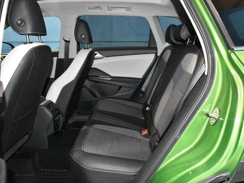 Certified 2025 Volkswagen Taos SE w/ Panoramic Sunroof Package AWD/4WD image 18