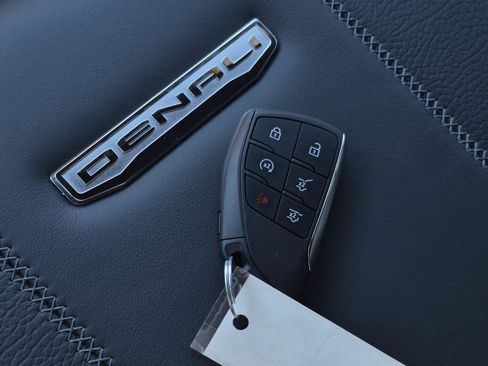 Used 2025 GMC Yukon XL Denali w/ Denali Reserve Package image 42