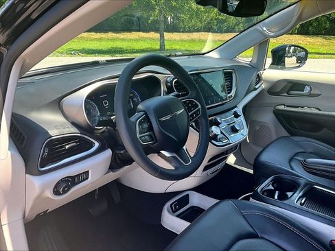 Used 2024 Chrysler Pacifica Touring-L FWD image 8